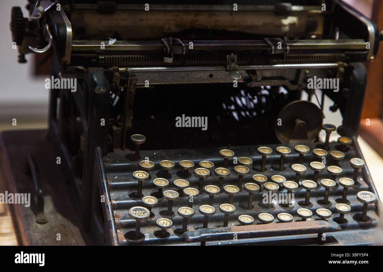 Macchina da scrivere nera vintage con lettere latine da vicino. Foto Stock