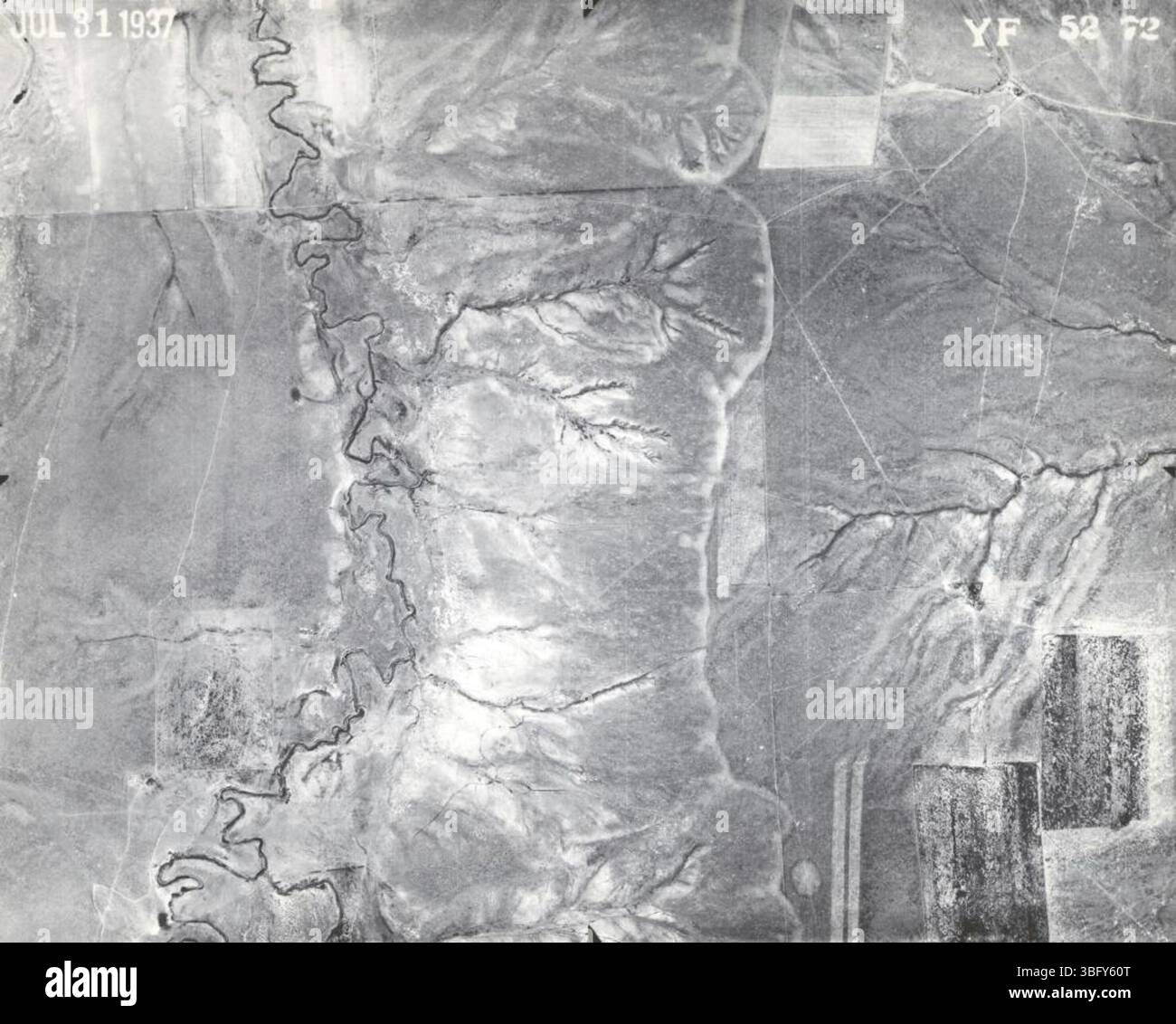 Il file YF 52-72, anch'esso in scala 1:20.000, presenta una mappa dettagliata con informazioni geografiche ma manca di attribuzione dell'autore. Potrebbe essere utilizzato per la pianificazione urbana o l'analisi del territorio. Foto Stock