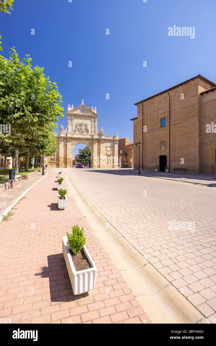 L'Arco di San Benito e il Monastero di San Facundo a Sahagun, Leon, Castilla e Leon, in Spagna, si ergono alti in una giornata di sole Foto Stock
