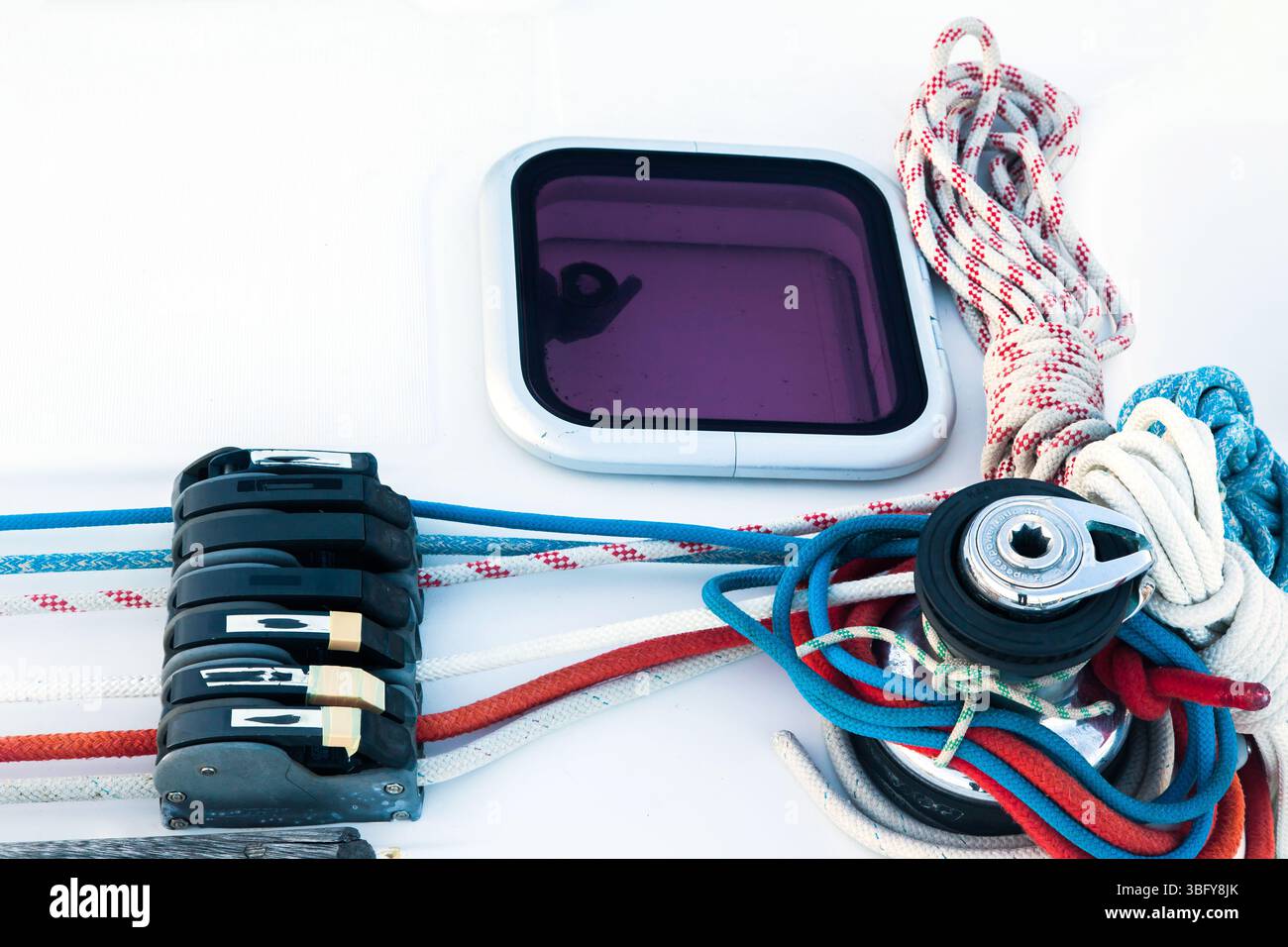 Ponte di uno yacht a vela con dissuasori e verricelli per fissare le funi. Foto Stock