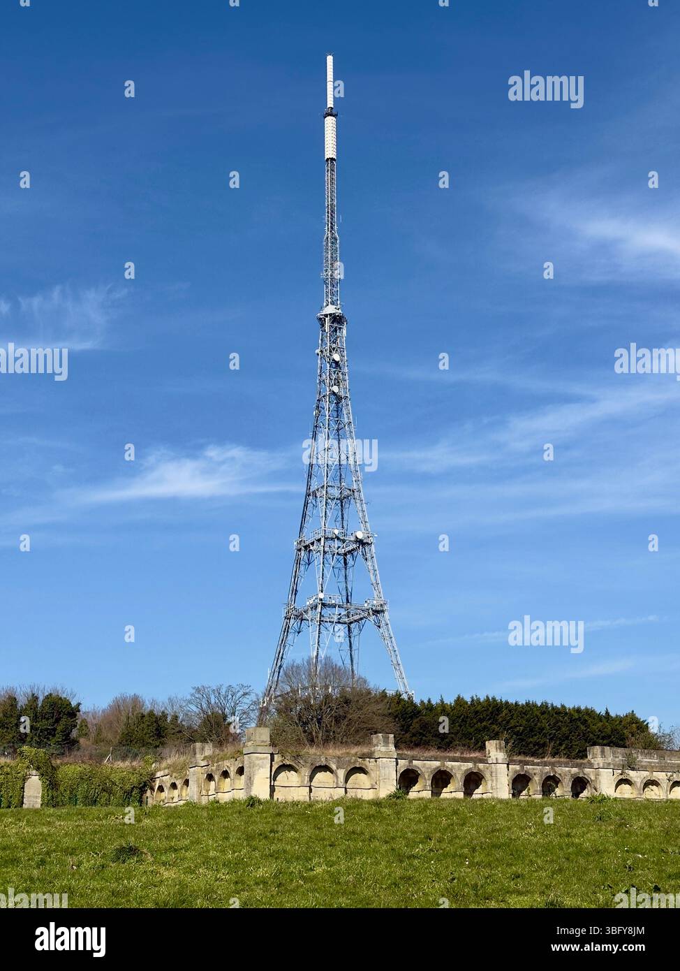 LONDRA, INGHILTERRA - 19 MARZO 2025: Il trasmettitore Crystal Palace contro un cielo azzurro nel sud di Londra. - Immagine stock catturata con smartphone