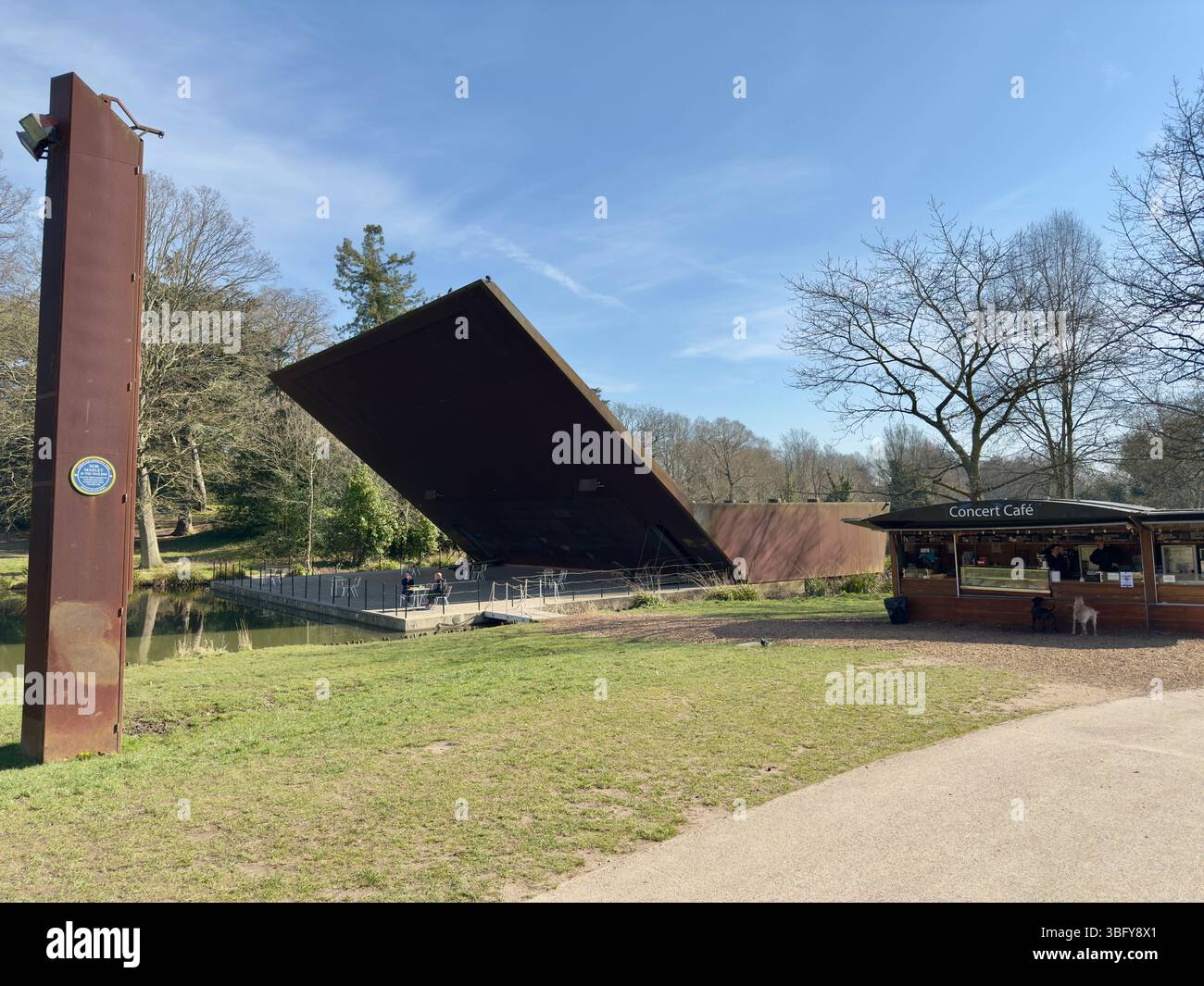 LONDRA, INGHILTERRA - 19 MARZO 2025: Il Crystal Palace Bowl di Londra viene mostrato con un caffè nelle vicinanze in un tranquillo parco. Foto Stock