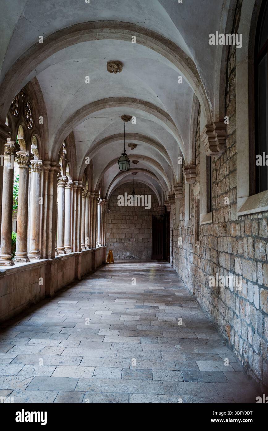 Foto di un corridoio austero nel monastero francescano. A Dubrovnik, Croazia Foto Stock