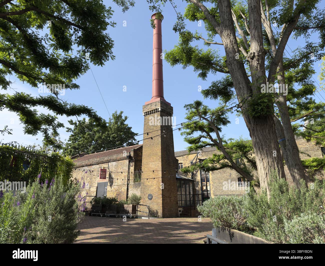 LONDRA, REGNO UNITO – 31 MAGGIO 2025: Il Brunel Museum di Rotherhithe, Londra, che espone le sue storiche strutture in mattoni e il camino. - Immagine stock catturata con smartphone