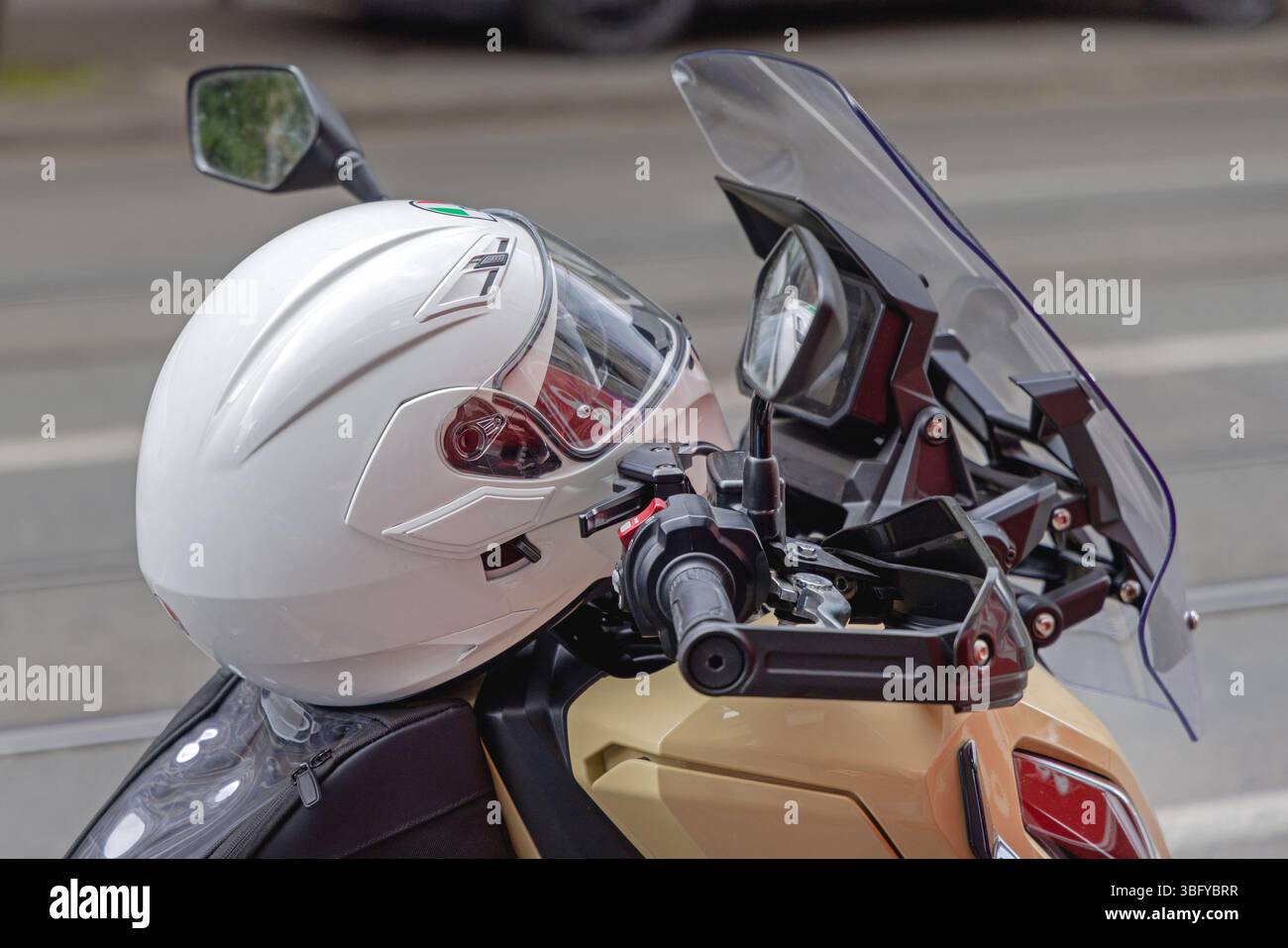 Nuovo casco bianco all'attrezzatura protettiva moderna per motociclette Foto Stock