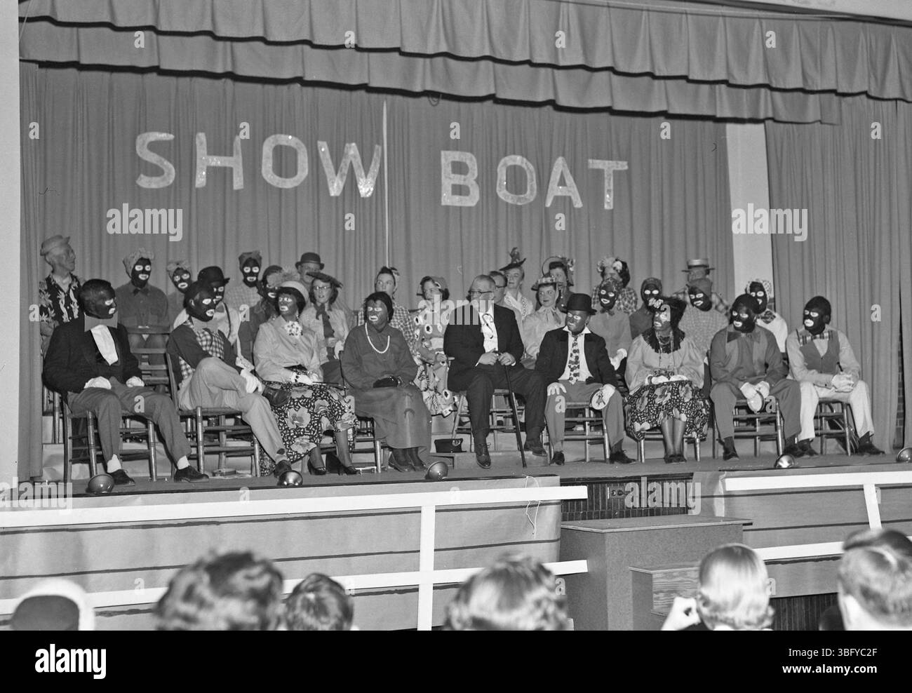 Fotografia di A.V. Shirk della produzione studentesca del 1955 di Show Boat alla Worthington High School, che mostra lo spettacolo teatrale. L'immagine evidenzia gli studenti in costume che eseguono il musical. Foto Stock