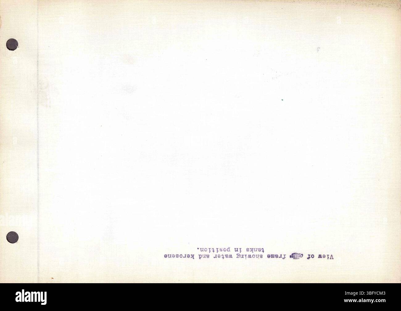 A pagina 40 vengono catturati trattori a olio Rumely, attrezzature di produzione e l'architettura dello stabilimento la porte in bianco e nero. Foto Stock