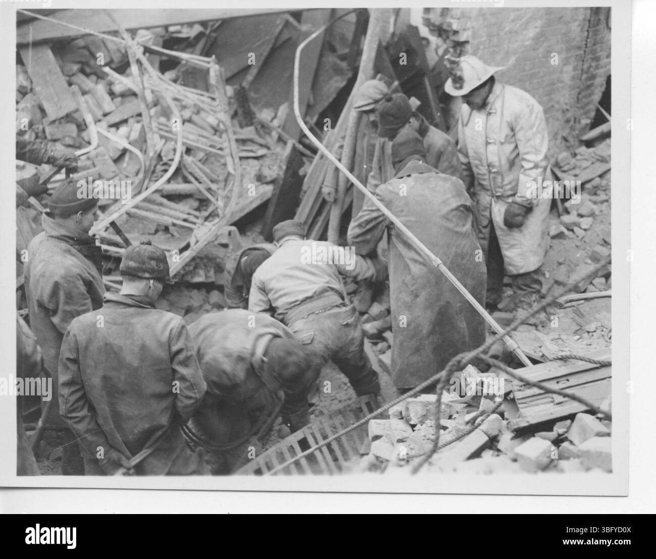 Questa serie fotografica cattura l'incendio del 1936 alla Oddfellows Hall, una tragedia che ha causato la morte di cinque pompieri quando il muro posteriore è crollato. L'incendio, che ebbe inizio presso la fornace, si verificò nelle prime ore del 19 febbraio nell'edificio a quattro piani. La tragedia, causata dal mortaio decaduto, è un triste ricordo dei rischi che i soccorritori devono affrontare nell'esercizio del loro dovere. Foto Stock Questa serie fotografica cattura l'incendio del 1936 alla Oddfellows Hall, una tragedia che ha causato la morte di cinque pompieri quando il muro posteriore è crollato. L'incendio, che ebbe inizio presso la fornace, si verificò nelle prime ore del 19 febbraio nell'edificio a quattro piani. La tragedia, causata dal mortaio decaduto, è un triste ricordo dei rischi che i soccorritori devono affrontare nell'esercizio del loro dovere. Foto Stock