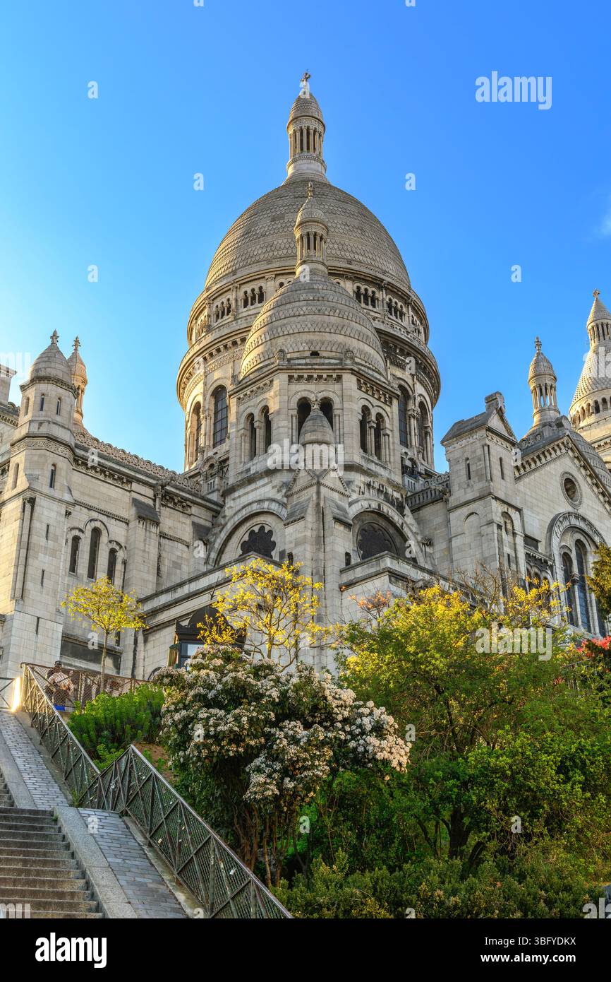 La maggior parte dei turisti a Parigi visita Montmartre e la bellissima Basilica del Sacro Corano. Questa chiesa cattolica è dedicata al Sacro cuore di Gesù. Foto Stock