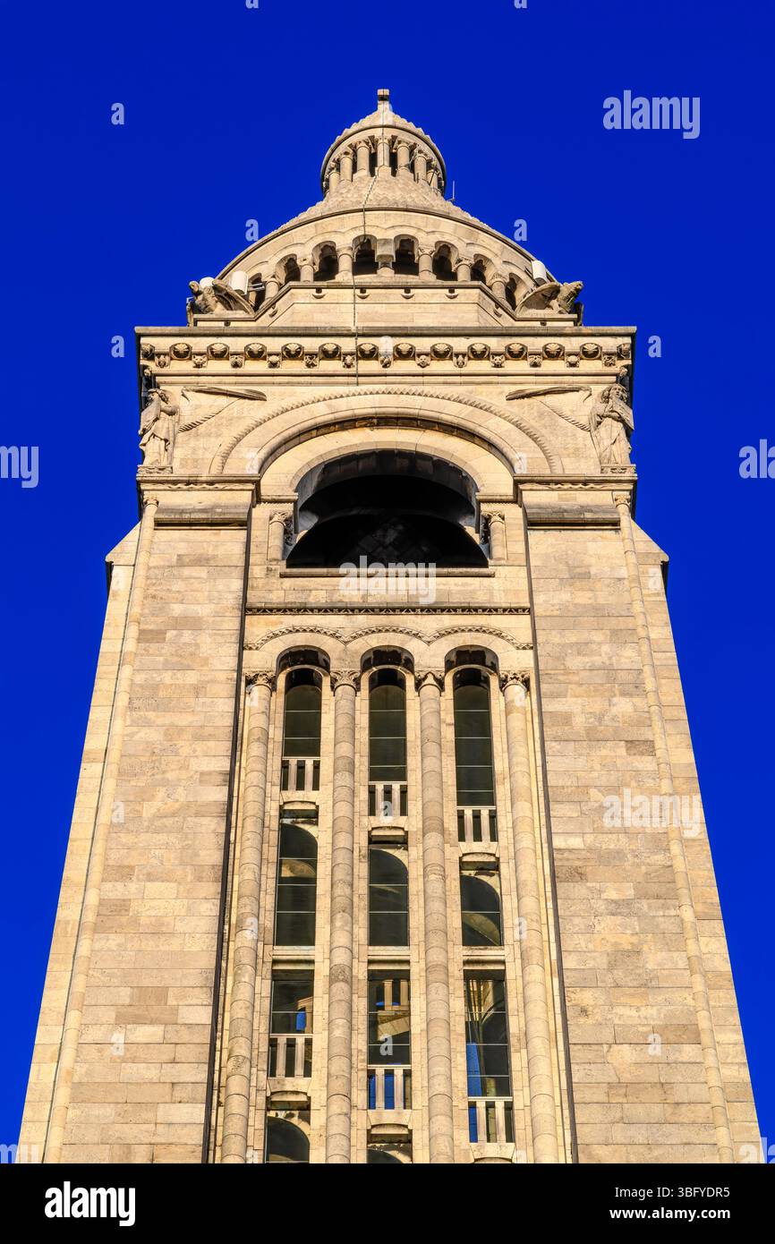 La maggior parte dei turisti a Parigi visita Montmartre e la bellissima Basilica del Sacro Corano. Questa chiesa cattolica è dedicata al Sacro cuore di Gesù. Foto Stock