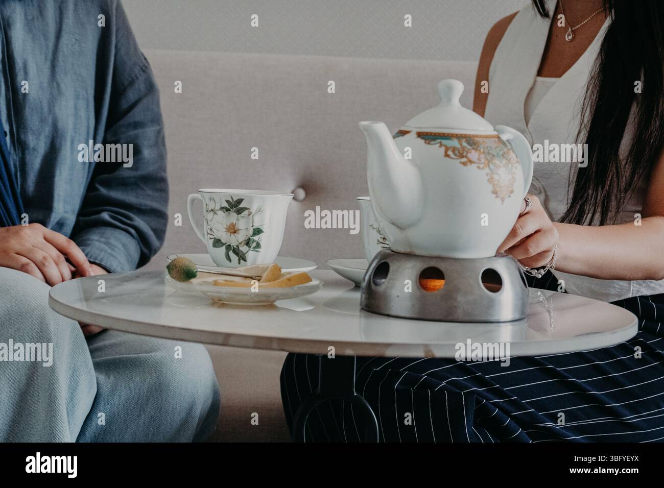 Gusta un tè classico nella sala ufficio. Foto Stock