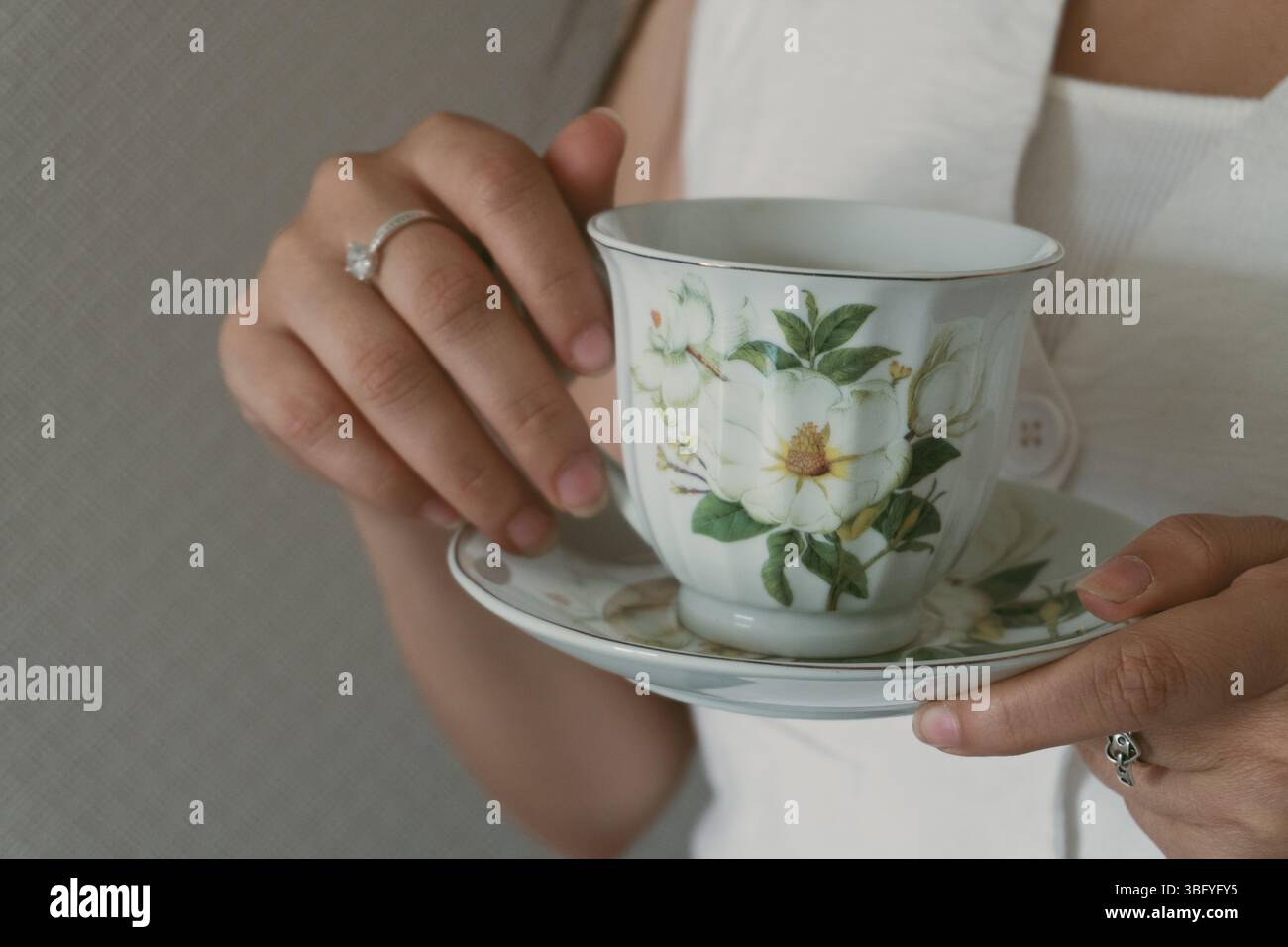 Gusta un tè classico nella sala ufficio. Foto Stock