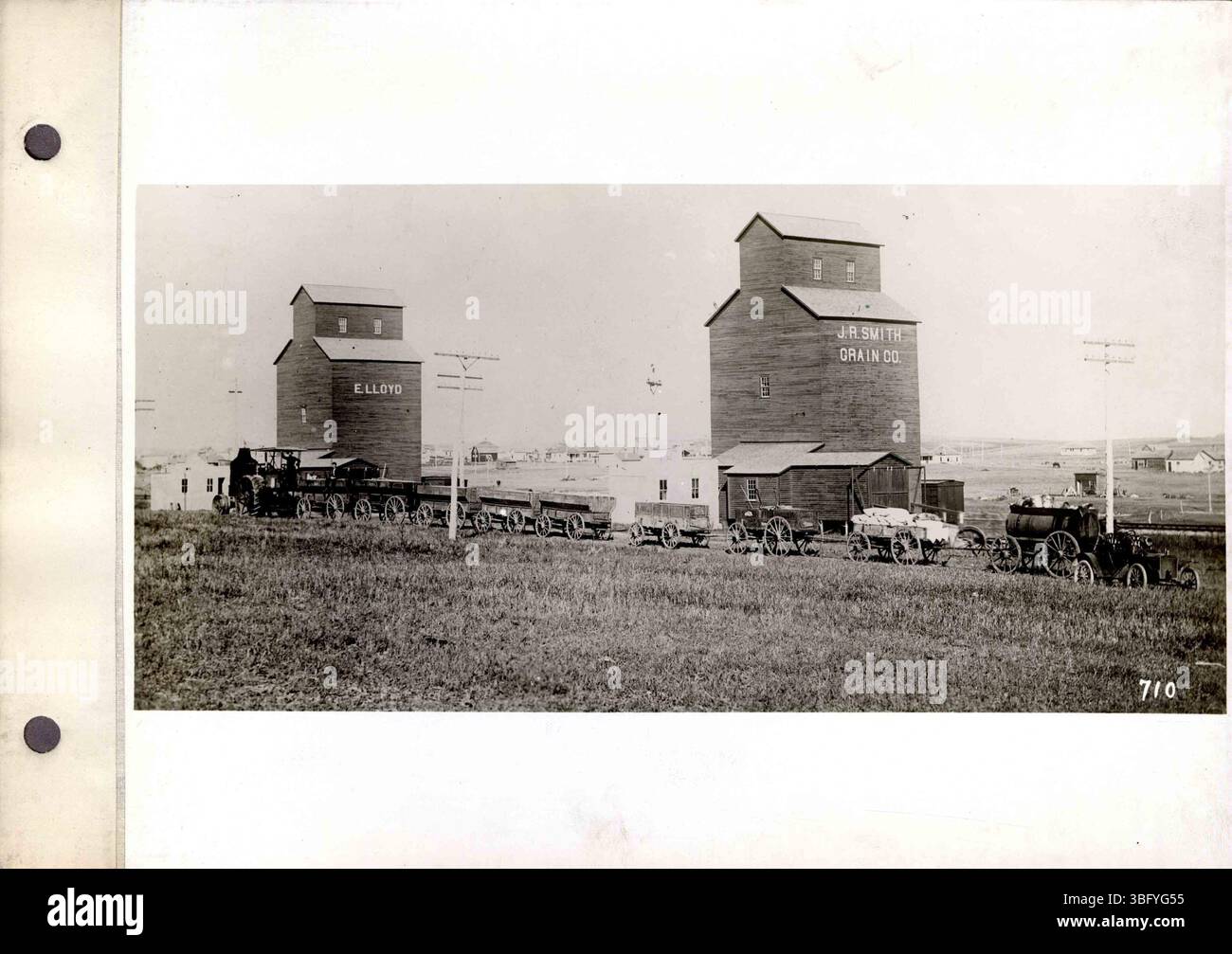 Questo set di fotografie in bianco e nero raffigurano i trattori a olio di Rumely e la loro fabbrica di la porte, Indiana. Le fotografie sono abbinate a descrizioni digitate sul retro, offrendo un resoconto storico delle attrezzature agricole e delle pratiche di produzione di Rumely. Foto Stock