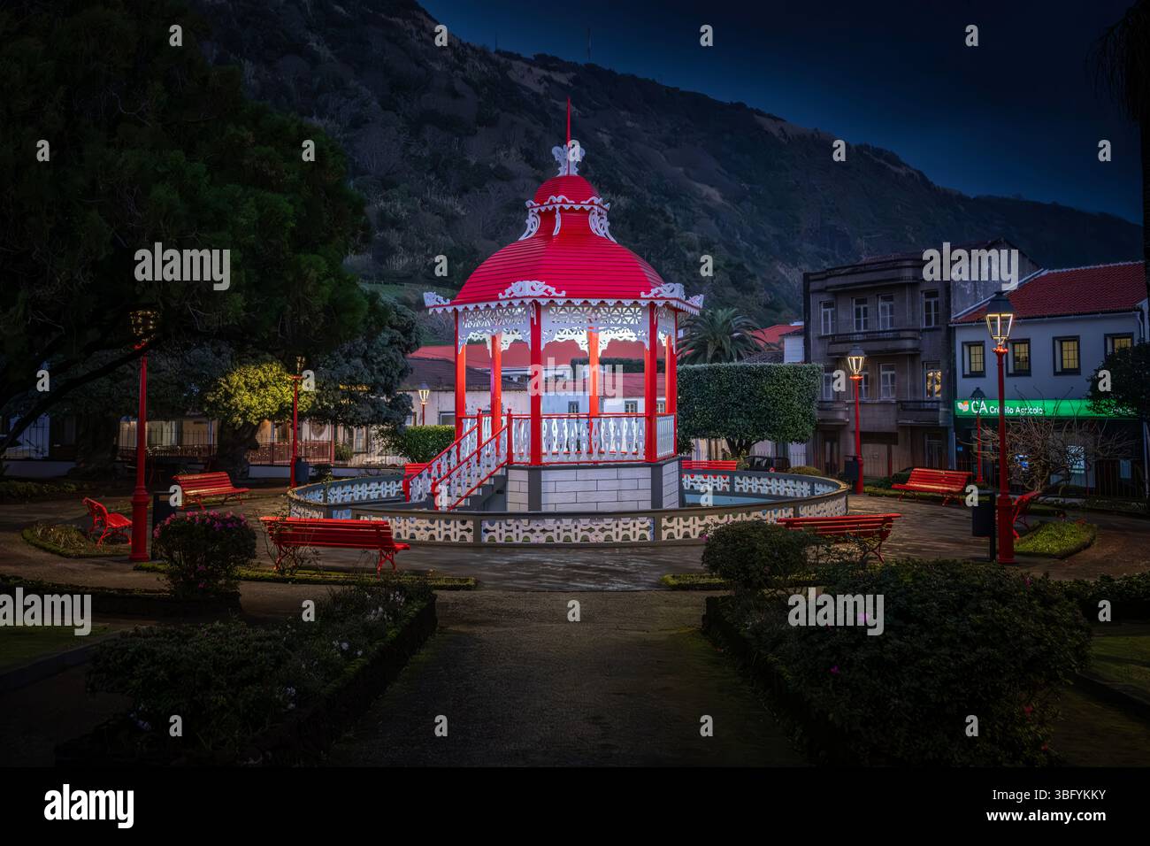 Un palco rosso e bianco vibrante splendidamente illuminato al crepuscolo a Jardim da Republica, Velas e Sao Jorge. Questo tranquillo parco delle Azzorre cattura Foto Stock