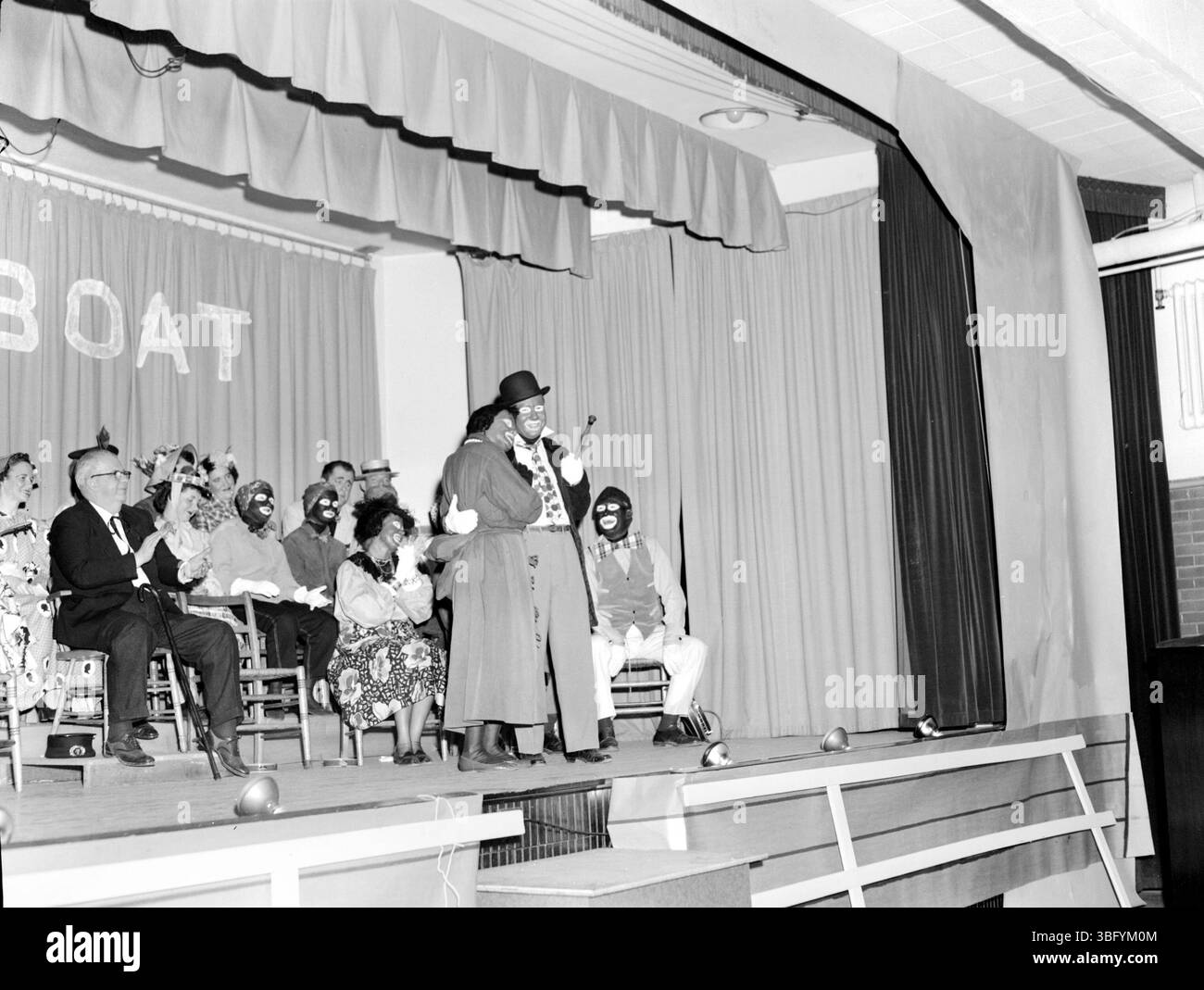 Fotografia della produzione studentesca del 1955 *Show Boat* alla Worthington High School, scattata dalla camicia A.V. Il musical faceva parte del programma di dramma extracurricolare della scuola. Foto Stock