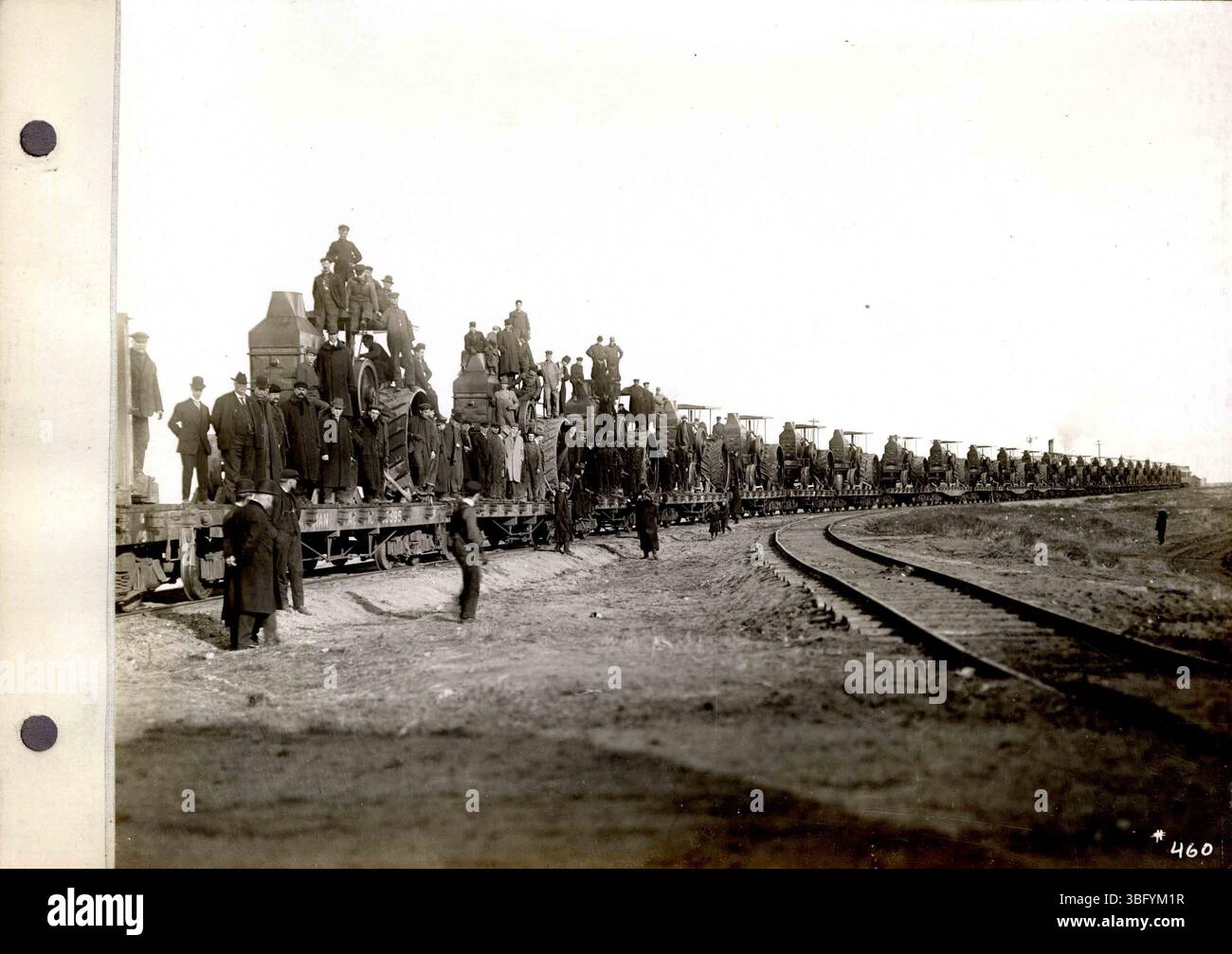 Questa pagina mostra immagini in bianco e nero dei trattori a olio di Rumely Manufacturing Co., insieme alle foto dello stabilimento di la porte, Indiana. Ogni immagine include una descrizione digitata che fornisce il contesto per il significato storico dei prodotti e dell'azienda. Foto Stock