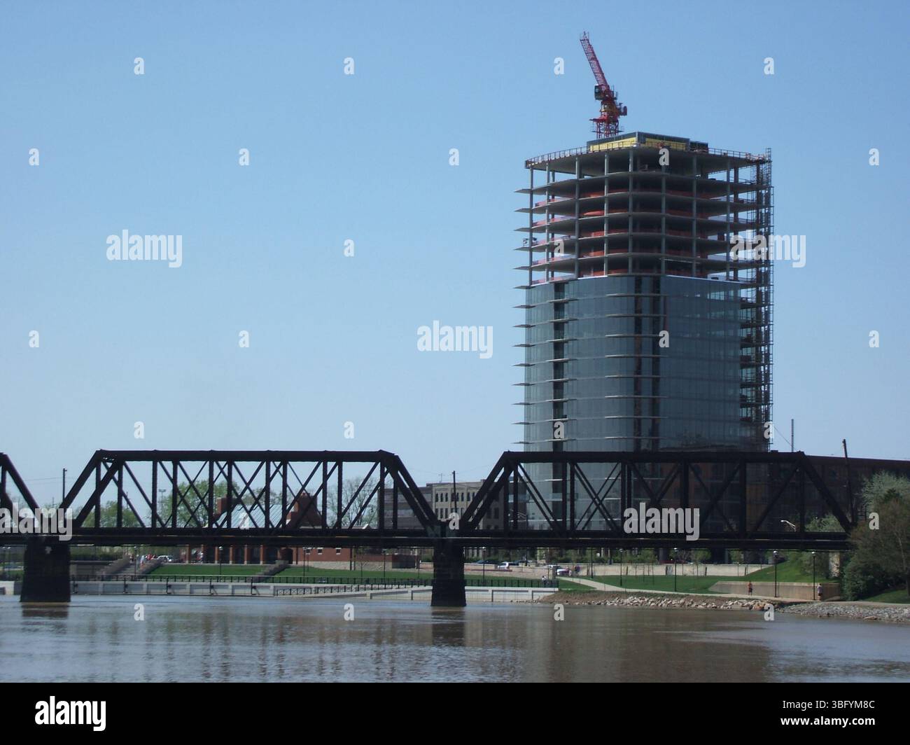 I condomini Tower a 20 piani, costruiti nel 2007, presentano 88 unità residenziali. Sviluppata da Nationwide Realty Investors e progettata da 360 Architecture, la torre è alta 267 metri e si trova nel North Bank Park. Costruita sull'ex sito A&P Warehouse, la torre offre spazi abitativi moderni. Questa vista mostra la torre da nord-est con edifici a livello nazionale sullo sfondo. Foto Stock