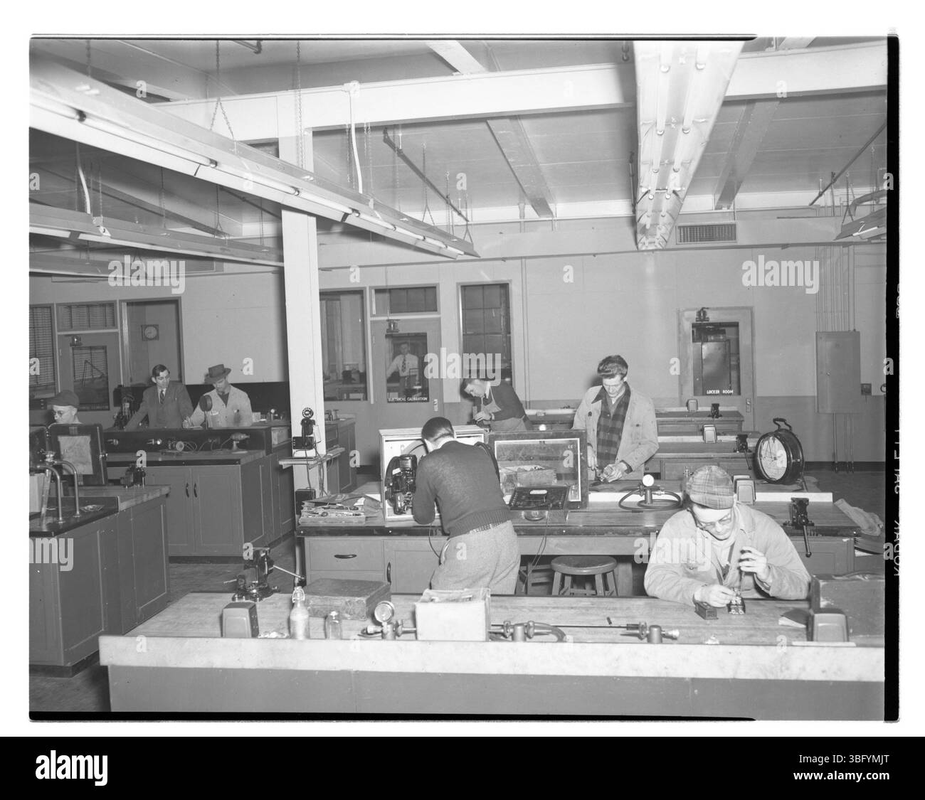 Il reparto strumenti dello stabilimento Dow Chemical Company di Midland, Michigan, fondato nel 1926, era responsabile dell'installazione e della manutenzione degli strumenti che gestivano i processi dell'impianto. Tra cui la calibrazione per temperatura, tensione, resistenza, flusso e pressione. Foto Stock