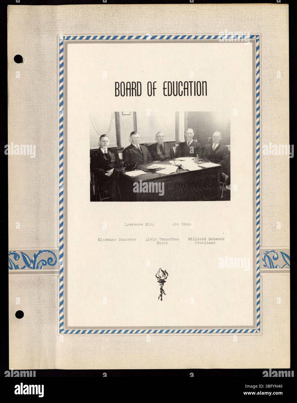 Pagina 8 include fotografie e nomi degli anziani della scuola superiore di Trenton disposti in formato ritratto. Foto Stock