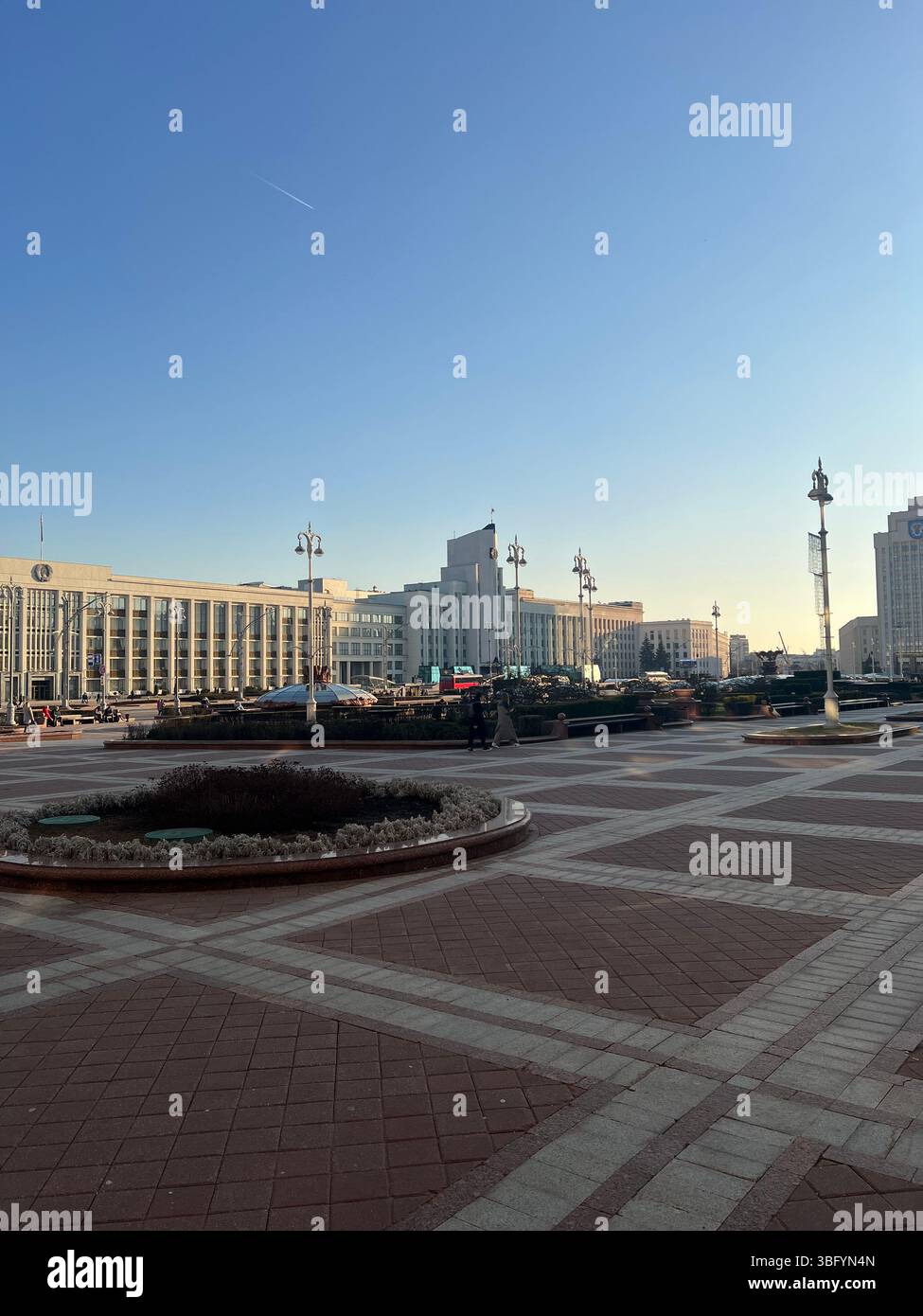 Piazza Lenin ( a Minsk, Bielorussia, Una piazza storica della città caratterizzata da architettura classica, motivi di pavimentazione rossi e bianchi, lampioni ornati. - Immagine stock catturata con smartphone