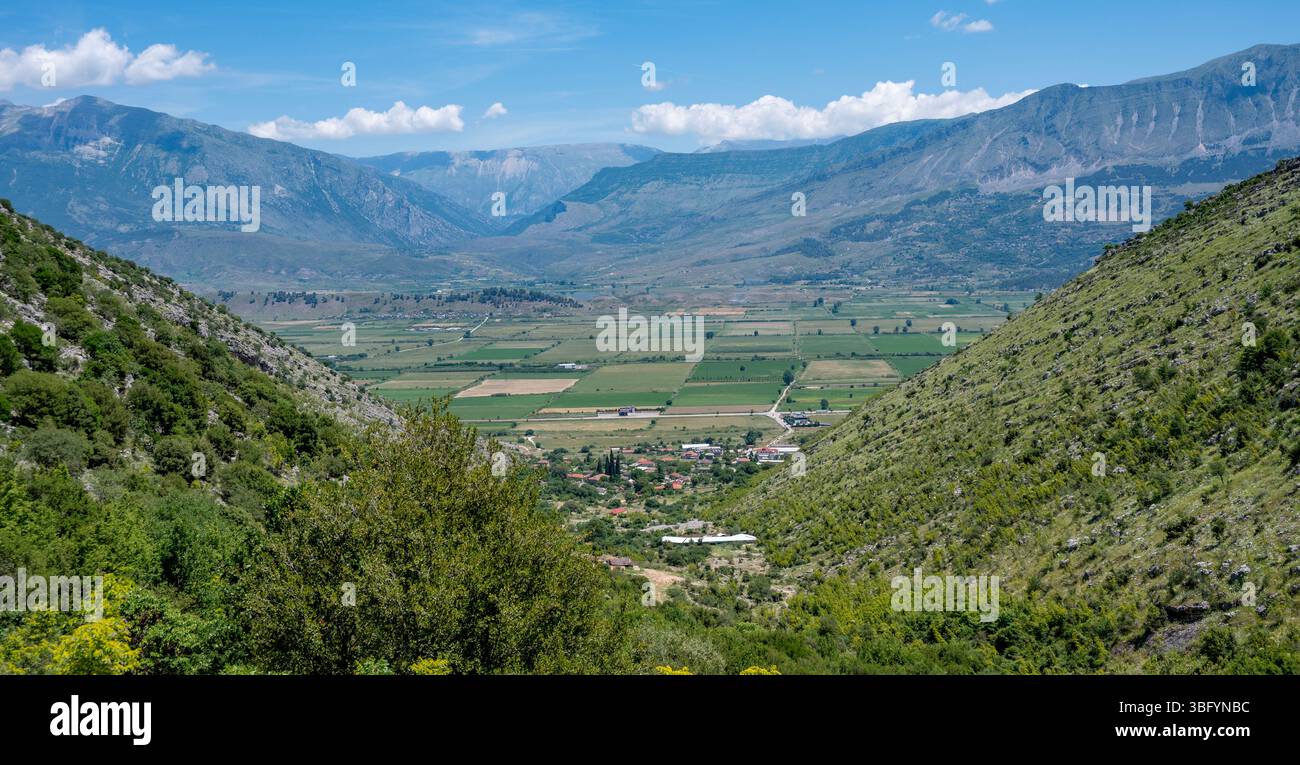 Vista dal basso del Monastero della Santa Dormizione, Goranxi, Albania Foto Stock