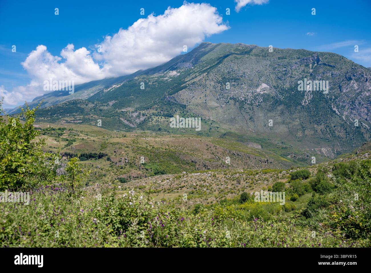 Vista sulle montagne da vicino a Labove e Poshtme, Albania Foto Stock