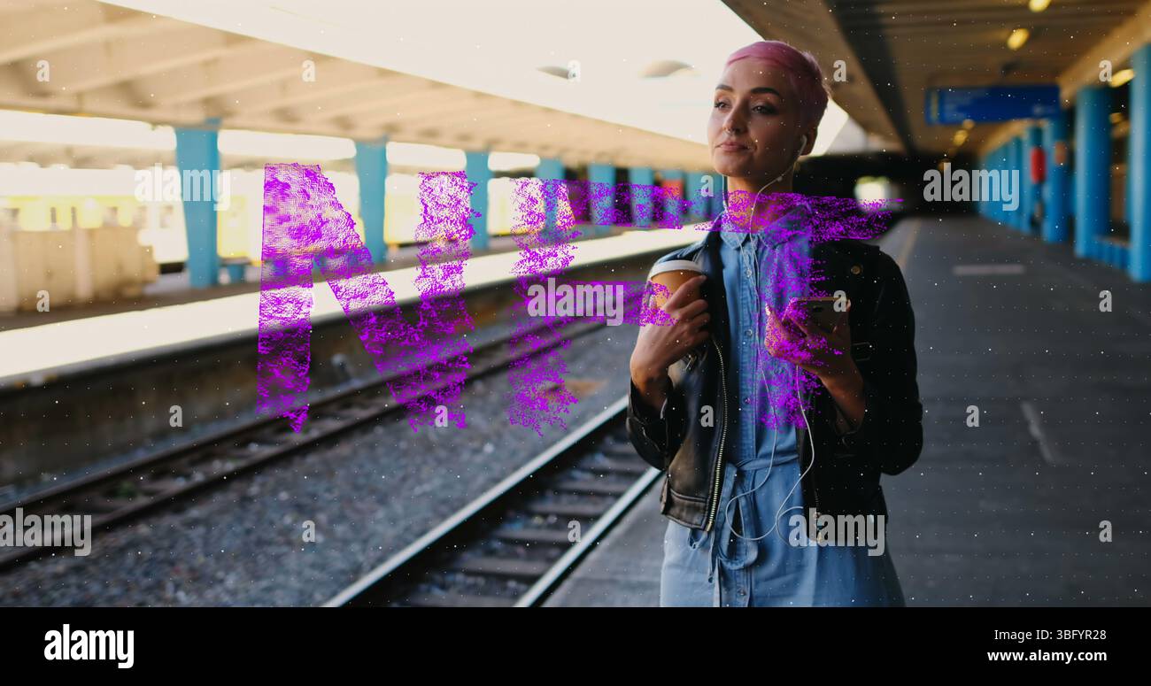 Foulard pendolare che tiene in mano una tazza di caffè, controlla la piattaforma dello smartphone con rivestimento viola, spazio per copiare Foto Stock