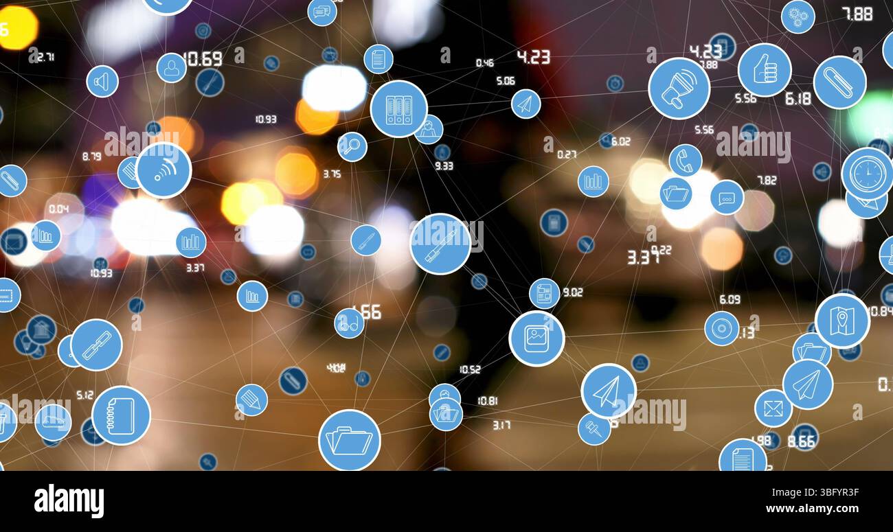 Immagine delle icone dei social network e dei media connessi e dell'elaborazione dei dati su strade cittadine di notte Foto Stock