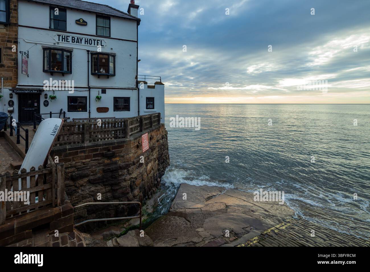 Alba al Bay Hotel di Robin Hood's Bay, North Yorkshire, Inghilterra. Foto Stock