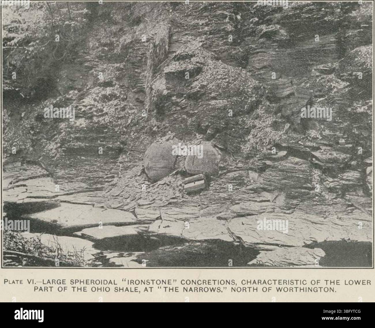 Le grandi concrezioni sferoidali di pietra di ferro caratteristiche della parte inferiore dello scisto dell'Ohio si trovano a "The Narrows" a nord di Worthington, documentate nel 1915. Queste formazioni geologiche rappresentano concrezioni sedimentarie ricche di ferro formatesi in depositi di scisto. Foto Stock