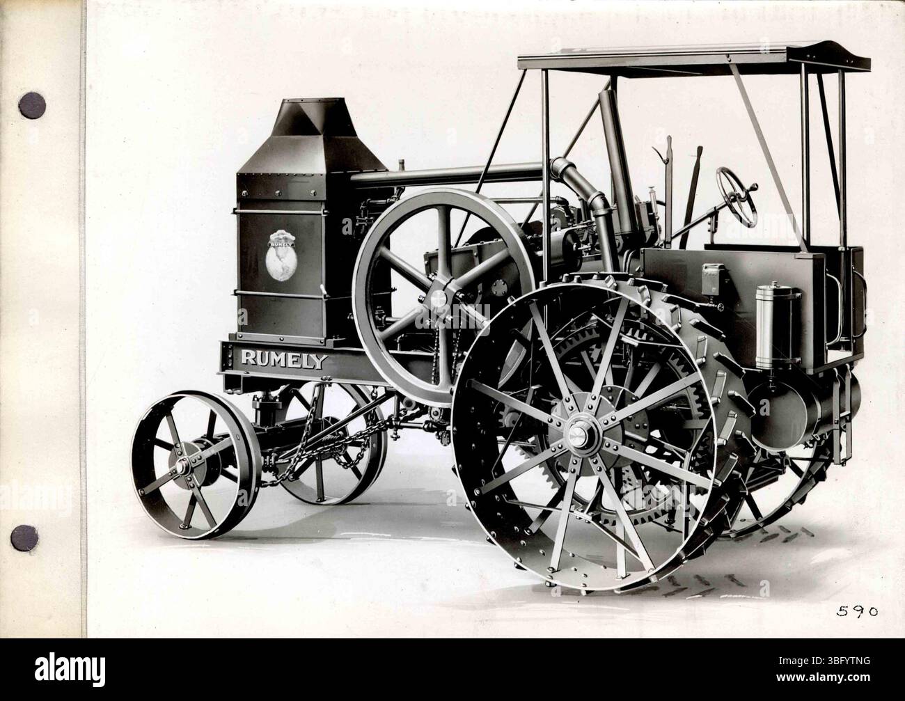 In questa pagina sono disponibili ulteriori fotografie in bianco e nero dei trattori a trazione ad olio di Rumely Manufacturing Co., con scene dello stabilimento di la porte e descrizioni che forniscono informazioni sulle operazioni e sui progressi tecnologici dell'azienda durante i primi anni '1900 Foto Stock