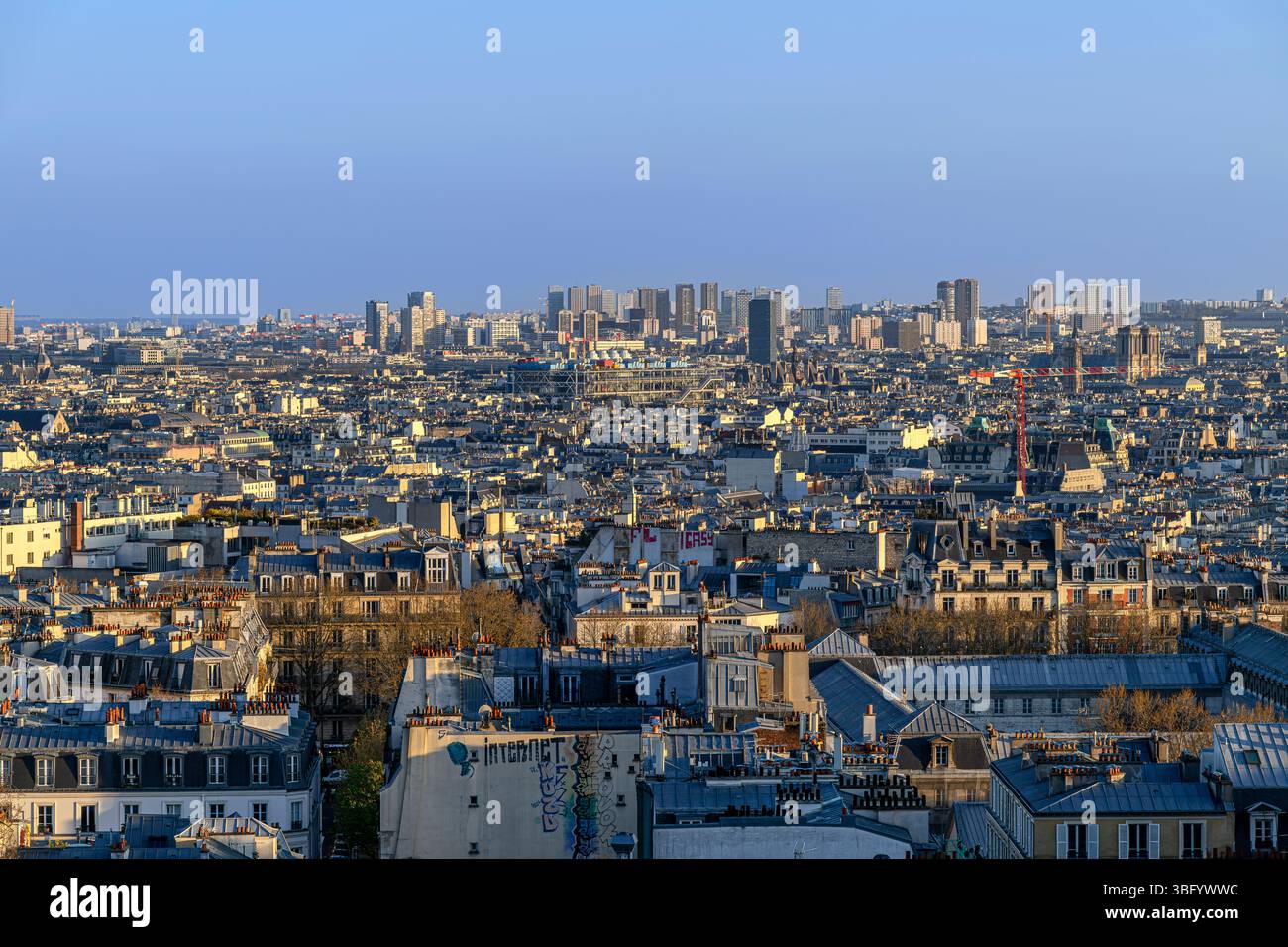 La stupenda vista serale su Parigi dalla Basilica del Sacro Corano in cima a Montmartre. Individua le attrazioni turistiche sui tetti di Parisienne! Foto Stock