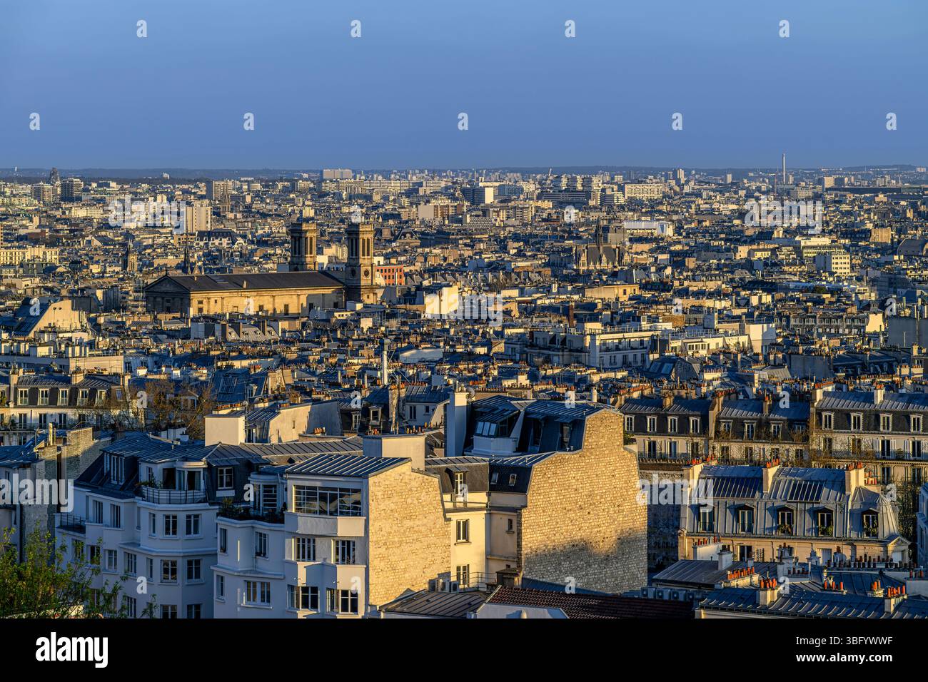 La stupenda vista serale su Parigi dalla Basilica del Sacro Corano in cima a Montmartre. Individua le attrazioni turistiche sui tetti di Parisienne! Foto Stock
