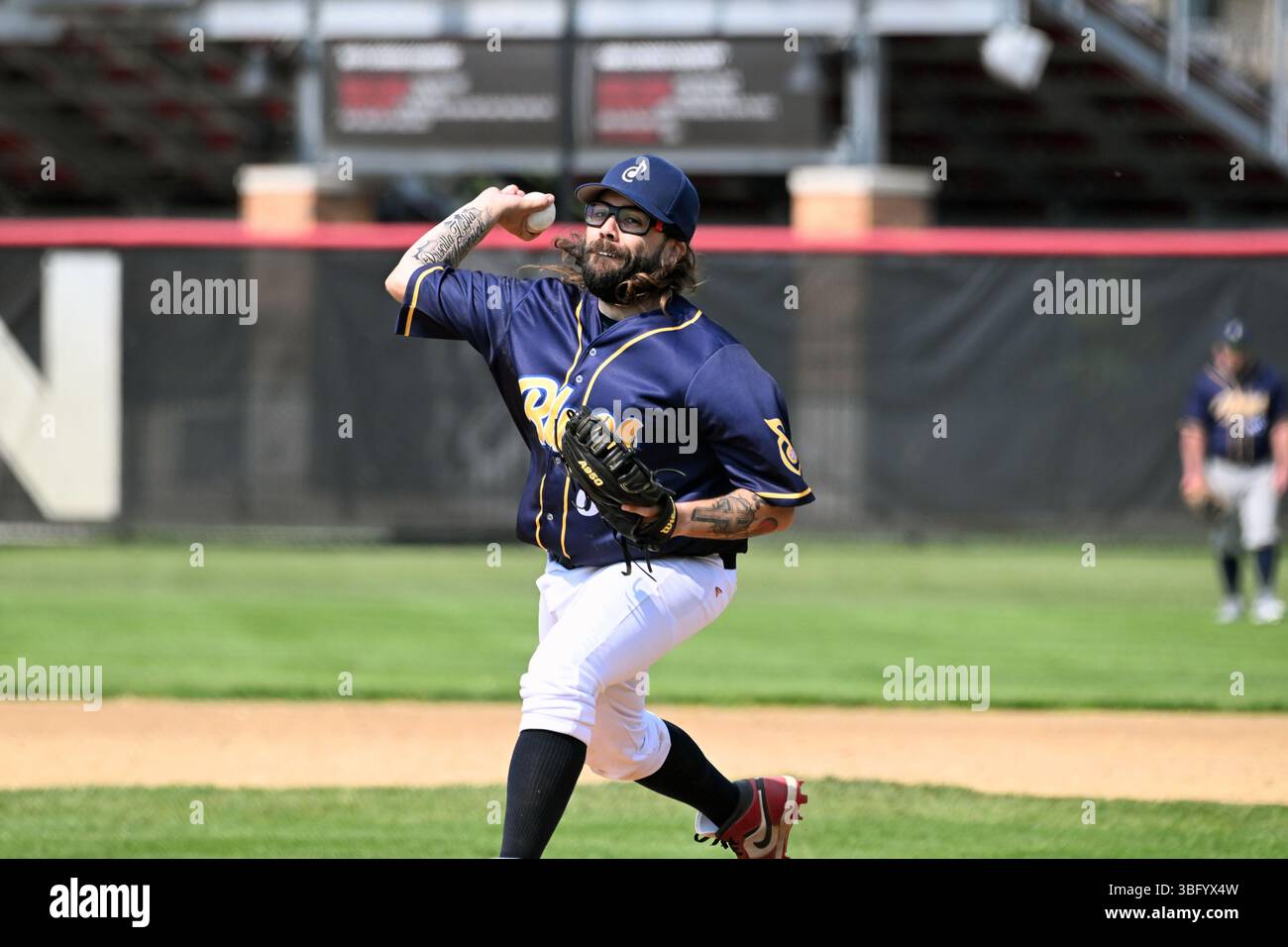 Elmhurst, Illinois, Stati Uniti. Lanciatore nella sua consegna mentre fa un pitch a un battitore avversario in attesa. Foto Stock
