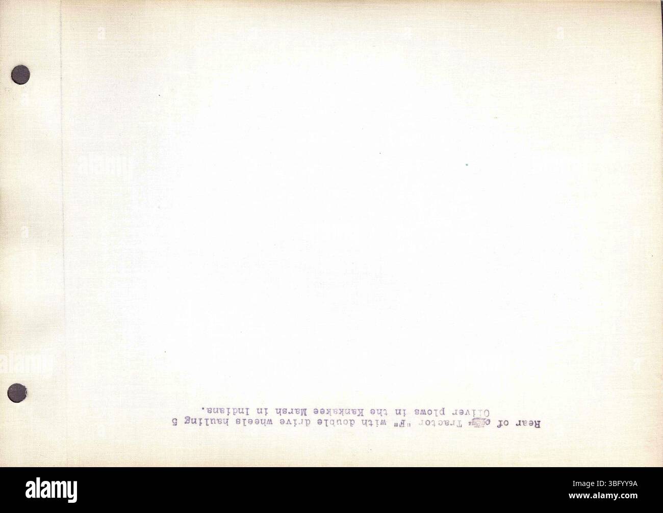 Questa raccolta mostra i modelli di trattori a trazione a olio Rumely e i paesaggi di fabbrica a la porte, Indiana, in immagini in bianco e nero con annotazioni testuali. Foto Stock