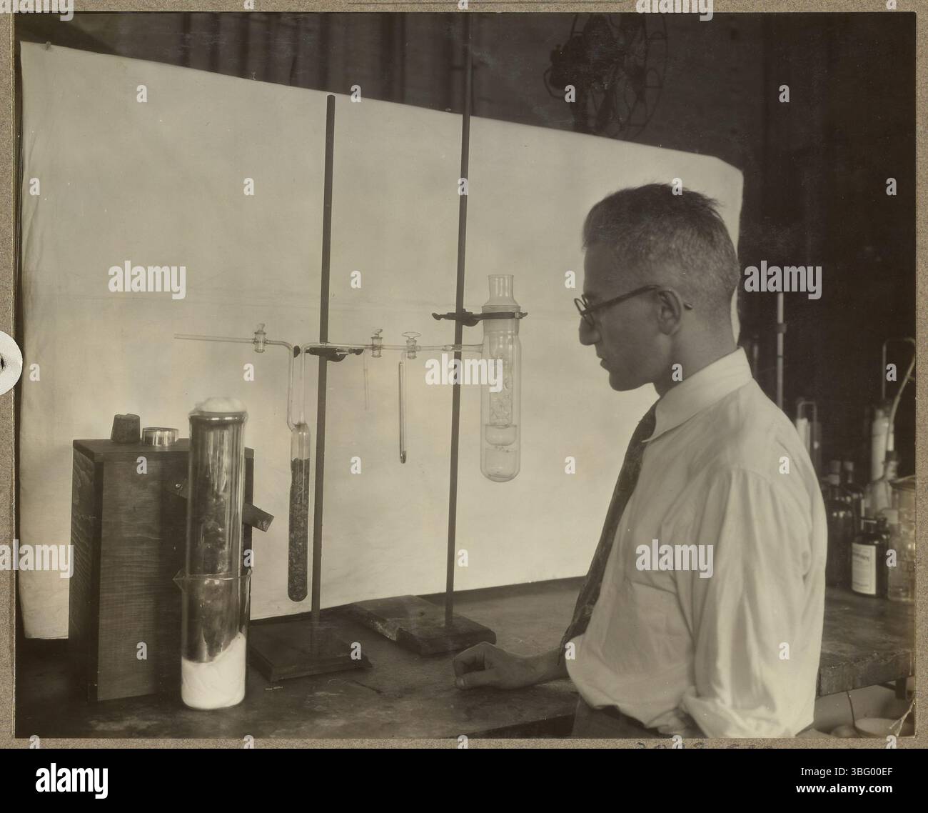 Nell'agosto 1928, L. Pinck dimostrò l'uso di un condensatore d'aria liquido per distillazioni a bassa temperatura presso il laboratorio di ricerca sull'azoto fisso del Dipartimento dell'Agricoltura degli Stati Uniti a Washington, D.C. il laboratorio fu coinvolto nella ricerca relativa all'azoto atmosferico, alle munizioni e ai fertilizzanti durante e dopo la prima guerra mondiale Foto Stock
