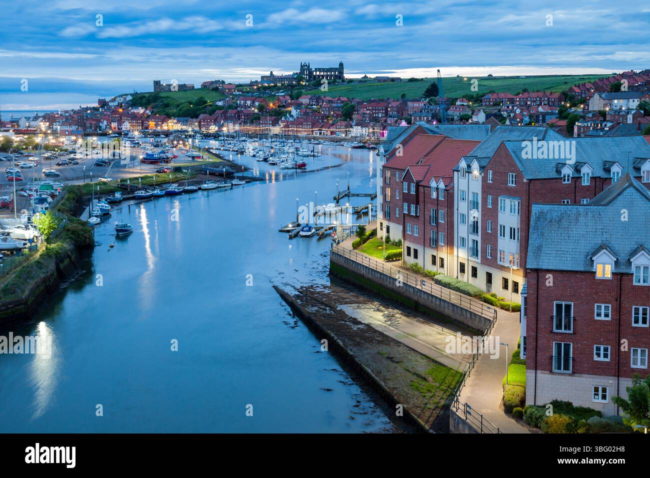 La notte cade a Whitby Harbour nel North Yorkshire, Inghilterra. Foto Stock