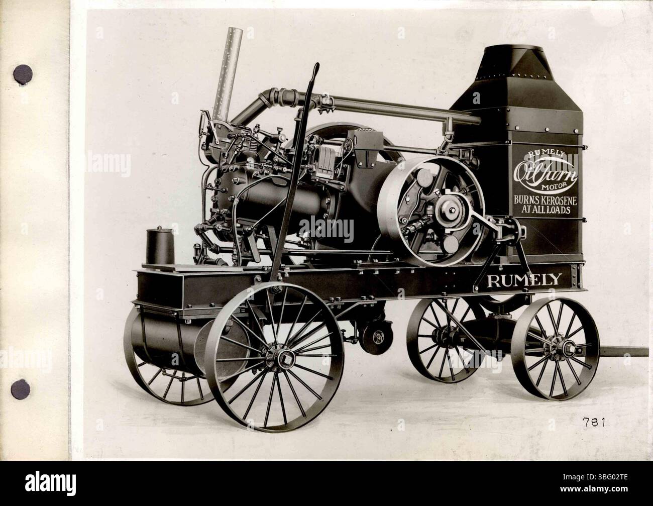 Questa serie di fotografie in bianco e nero presenta trattori a trazione ad olio Rumely, con viste dettagliate dello stabilimento di la porte. Ogni immagine include note digitate per un ulteriore contesto. Foto Stock