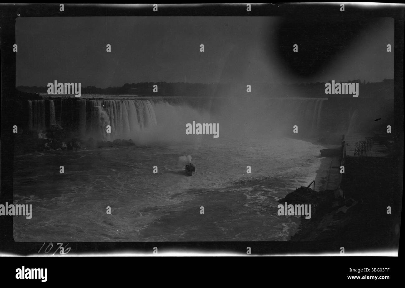 Il tour in barca Maid of the Mist si avvicina alle Cascate del Niagara nel 1913. Edmund F. Arras e sua moglie Elizabeth visitarono New York dopo i loro lunghi viaggi europei. Gli Arrases hanno documentato il loro viaggio attraverso fotografie, tra cui la loro visita alle Cascate del Niagara, che sono diventate parte di una preziosa collezione storica di immagini dei primi anni del XX secolo. Foto Stock
