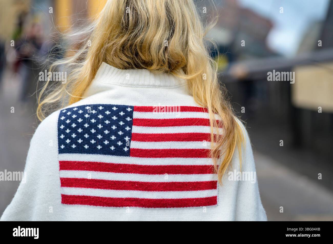 Donna che indossa un maglione con bandiera americana, Regno Unito, Europa Foto Stock