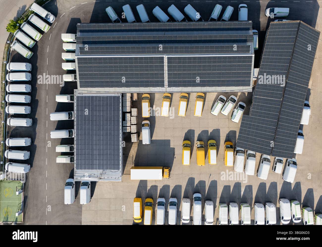 Furgoni e camion per la consegna sono dotati di pannelli solari su un tetto. Flotta di veicoli. Foto Stock
