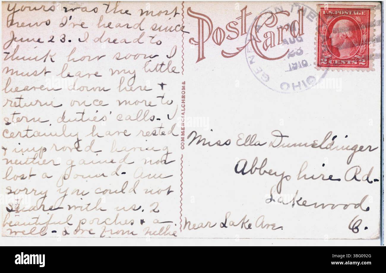 Un'altra vista a 1910 persone sul portico e sul prato del Forgetmenot Cottage, un hotel estivo a Geneva-on-the-Lake, Ohio. Foto Stock