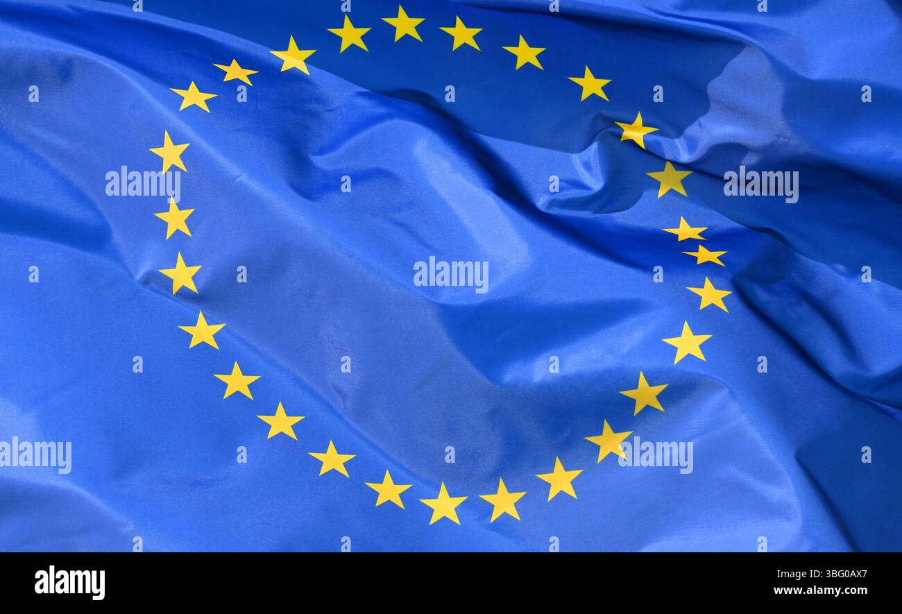 Primo piano della bandiera dell'UE che fluttua nel vento con pieghe, modello ondulato Foto Stock
