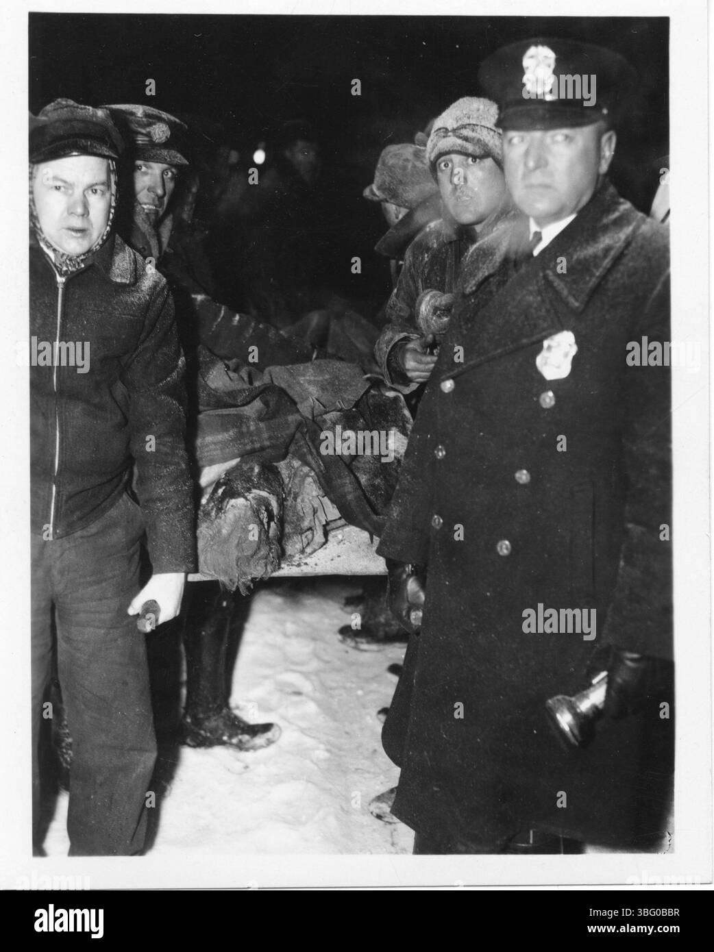Nel 1936, un tragico incendio alla Oddfellows Hall di Columbus, Ohio, portò alla morte di cinque vigili del fuoco e al ferimento di altri sette. L'incendio, originato dalla fornace, causò il crollo di un muro di quattro piani, attribuito al mortaio decaduto. L'evento si è verificato il 19 febbraio 1936 ed è segnato dalla perdita di personale di pubblica sicurezza. Foto Stock Nel 1936, un tragico incendio alla Oddfellows Hall di Columbus, Ohio, portò alla morte di cinque vigili del fuoco e al ferimento di altri sette. L'incendio, originato dalla fornace, causò il crollo di un muro di quattro piani, attribuito al mortaio decaduto. L'evento si è verificato il 19 febbraio 1936 ed è segnato dalla perdita di personale di pubblica sicurezza. Foto Stock