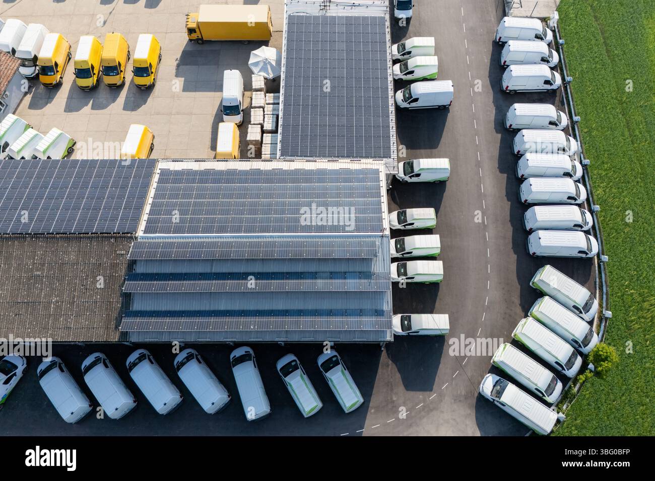 Furgoni e camion per la consegna sono dotati di pannelli solari su un tetto. Flotta di veicoli. Foto Stock