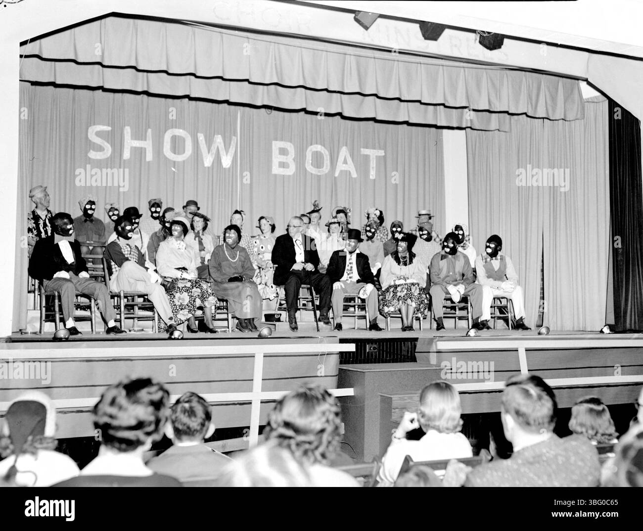 A. V. Shirk scattò una fotografia della produzione della Worthington High School di Show Boat, un musical eseguito dagli studenti intorno al 1955. L'immagine evidenzia la dedizione della scuola alle arti e alle esibizioni studentesche durante la metà del XX secolo. Foto Stock