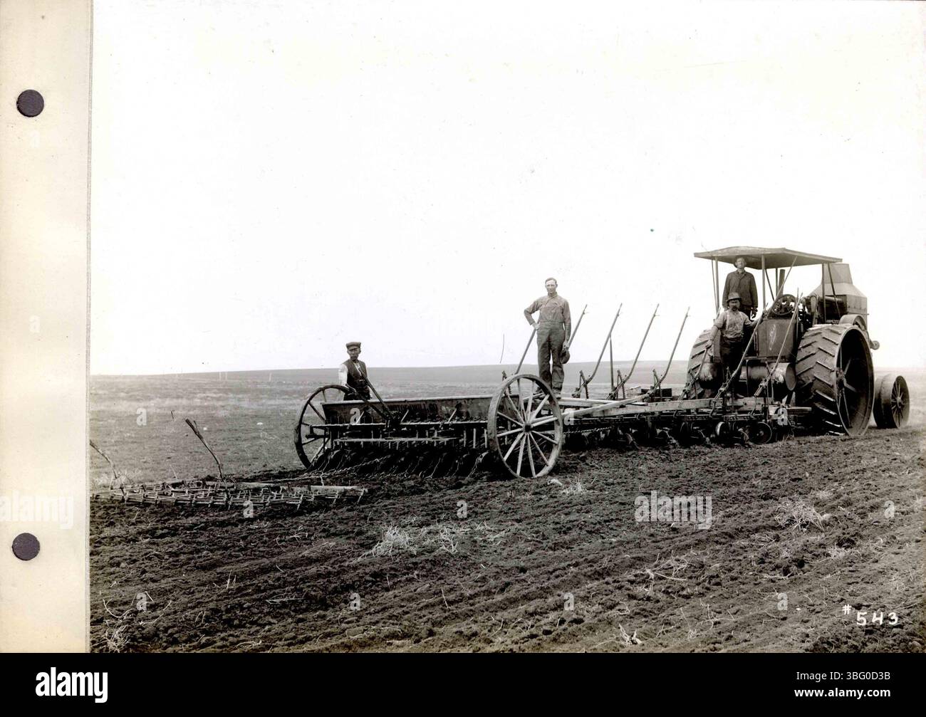 In questa pagina sono presenti fotografie in bianco e nero dei trattori a estrazione di olio di Rumely Manufacturing Co. E viste della loro fabbrica a la porte, Indiana. Ogni foto include una descrizione digitata, che mostra i vari modelli di trattori e le operazioni della fabbrica durante i primi anni del XX secolo. Foto Stock
