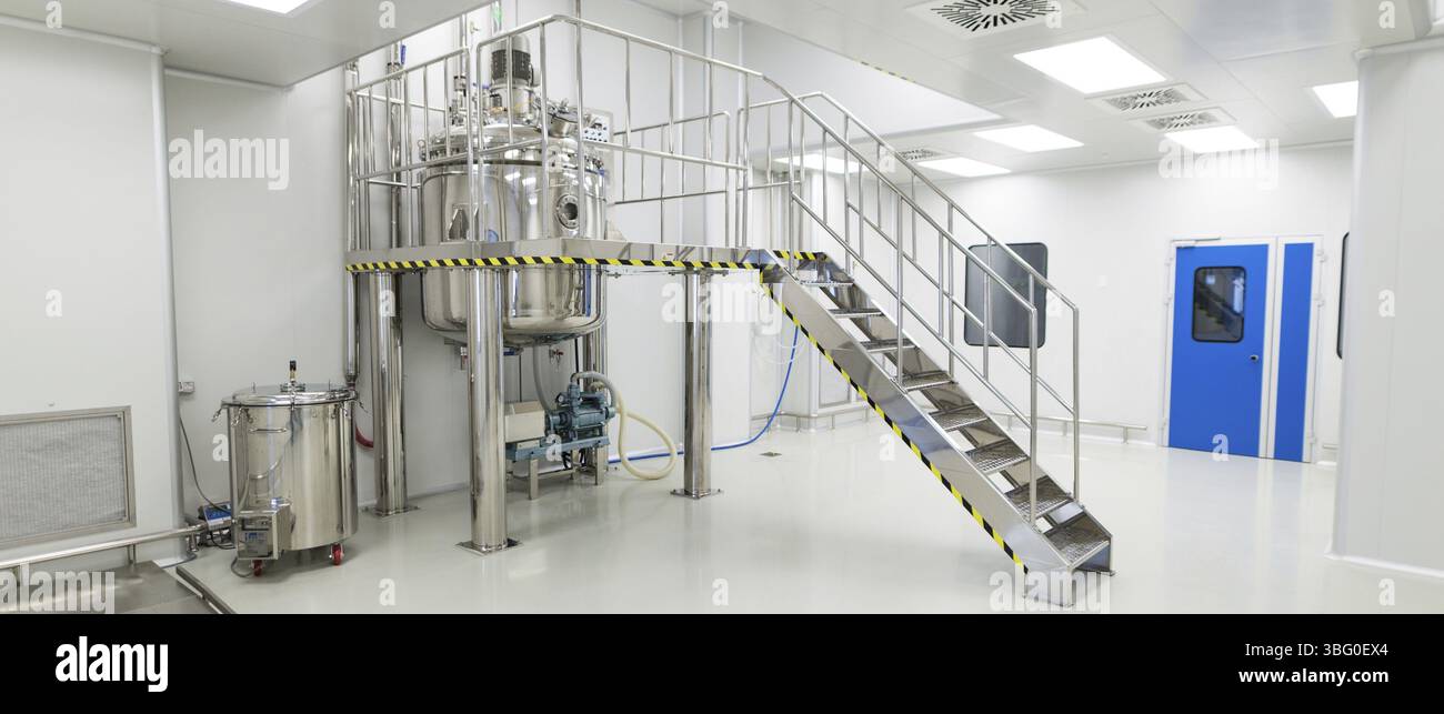 Grandi scale di acciaio in una stanza vuota, girate, lontane, porta blu sul retro Foto Stock