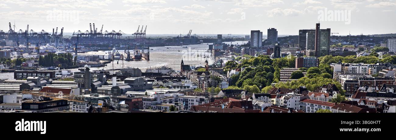 Vista panoramica del Norderelbe con il porto e il quartiere di St. Pauli dal memoriale di St. Nikolai, Amburgo, Germania, Europa Foto Stock