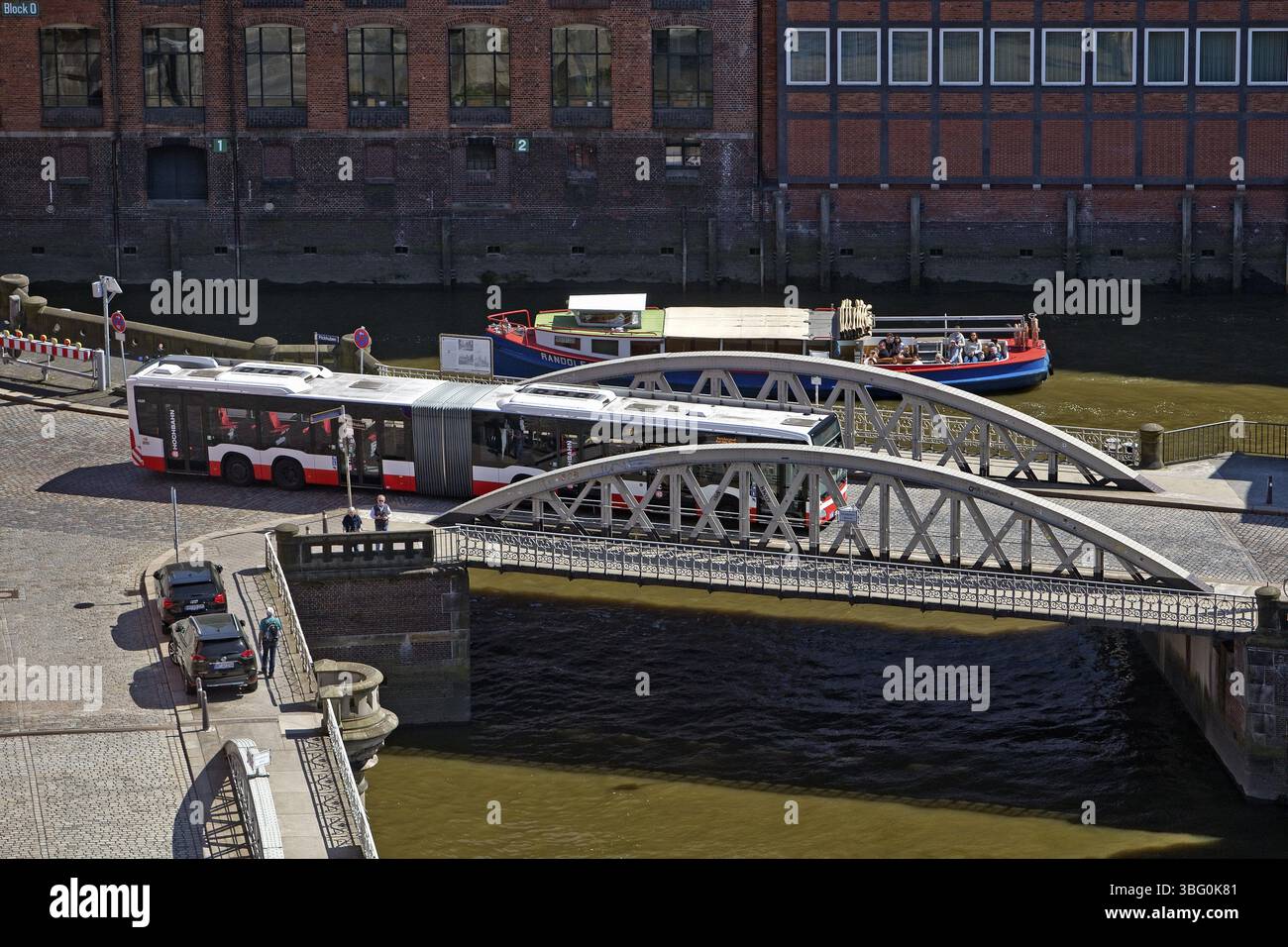 Un autobus articolato sul piccolo ponte Pickhuben e una nave sulla Brooksfleet vista dall'alto, Speicherstadt, Amburgo, Germania, Europa Foto Stock